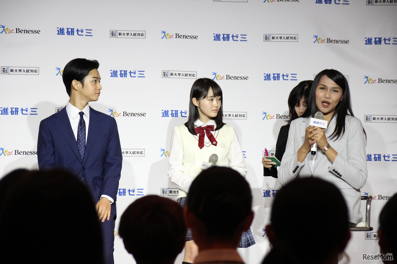 会場には「オンラインスピーキング」の先生、シェイ先生（写真最右）も駆けつけた