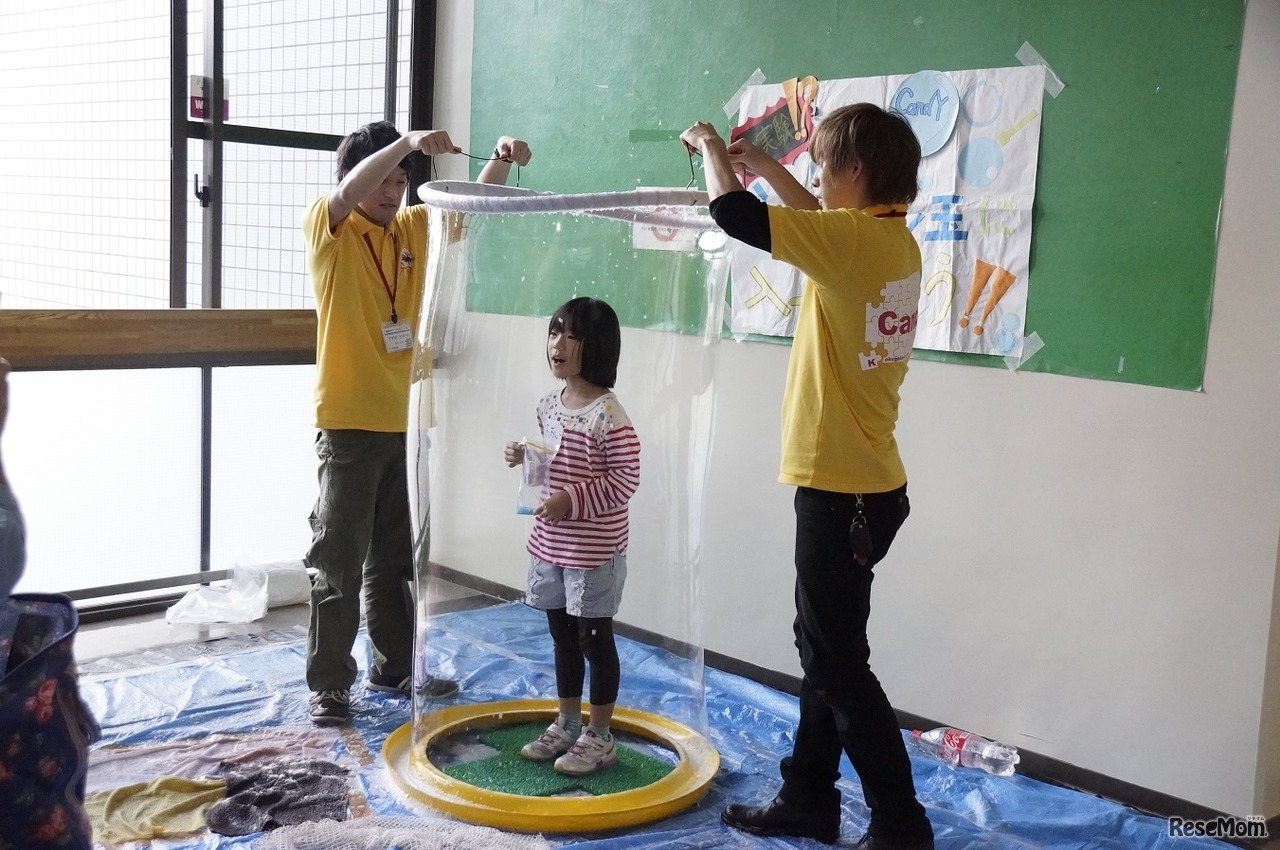 巨大しゃぼん玉に入ってみよう！