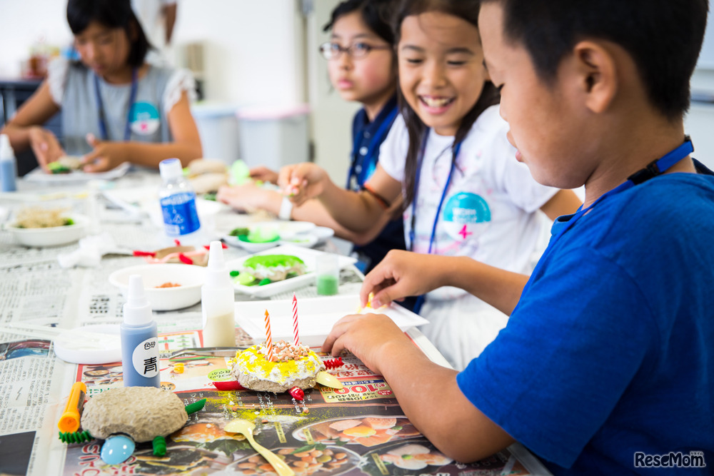 2017年「ヨコトリ2017で世界の現代アートをたのしむ！こども探検隊」のようす