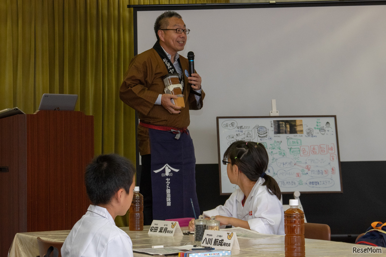 ヤマト醤油味噌の山本晴一当主が味噌造りについてユーモア交えつつ解説