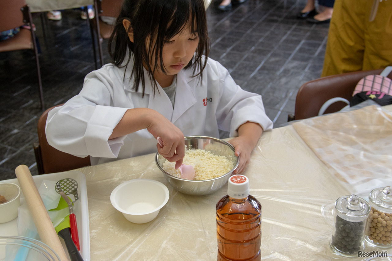 潰した大豆を、塩を振った米糀と混ぜ込んでいく