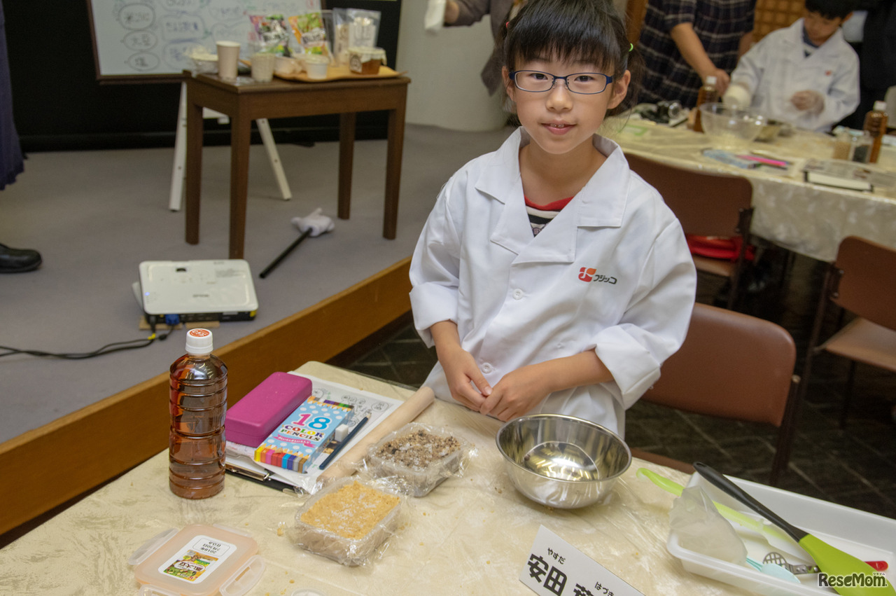 混ぜ込んだ味噌を密閉容器に詰めて仕込みは完了。これで冷暗所に6か月寝かせればできあがりとなる