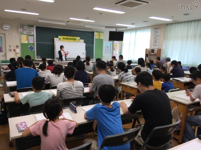 ▲４ます連算計算大会では、親子で競争している参加者も！ 脳トレ世代の大人にも好評です。