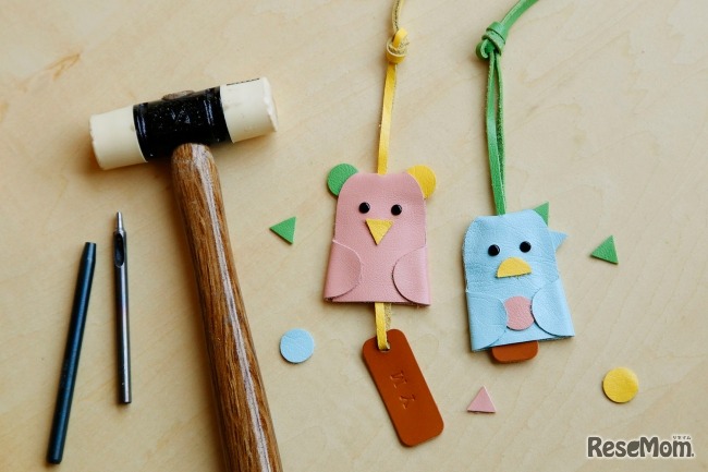 土屋鞄のランドセル専門店「童具店」　ランドセルの革のゆび人形ネームタグ