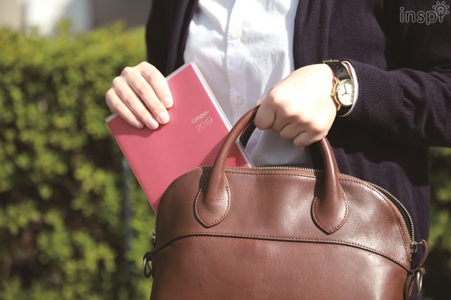 外出や移動が多い方や小さめのバッグを持つ女性に支持されるB6サイズ