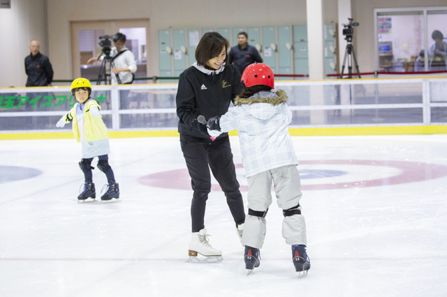 浅田真央、舞が小学生30人にスケートを直接指導「私も勇気と元気をもらった」
