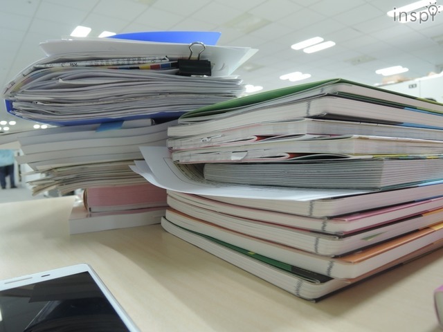 資料をお見せ願えますか？の要望に「開発時の資料のほんの一部ですが」と山のような資料。