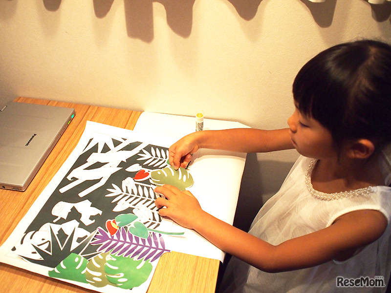 コツをつかむまでは裏面一面にのりをぬってしっかり貼っていたが、やっていくうちに仮止めすることに