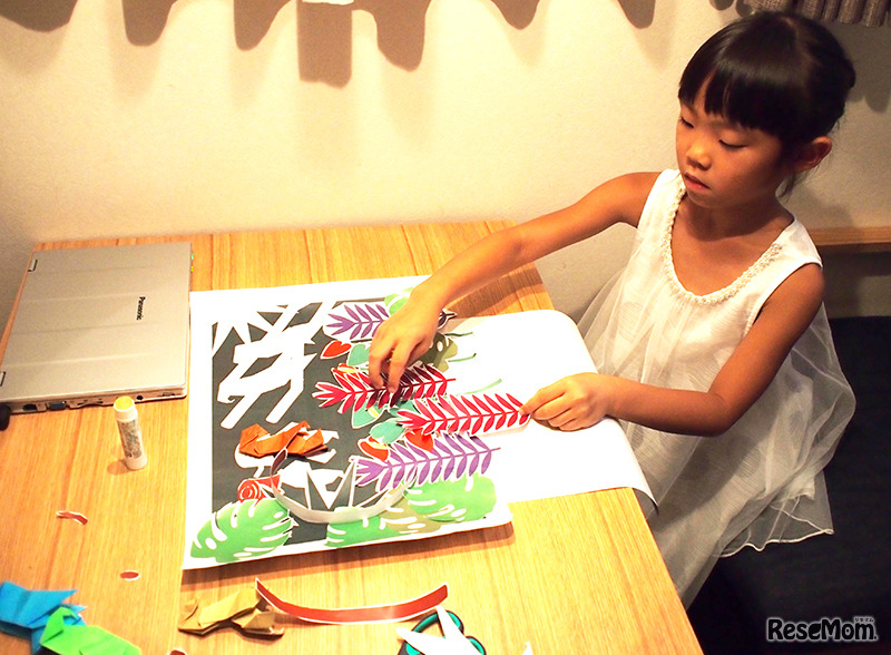 「この下にハートみたいなの入れたいんだよね」といいながら、仮止めしたアイテムの下に貼っていた