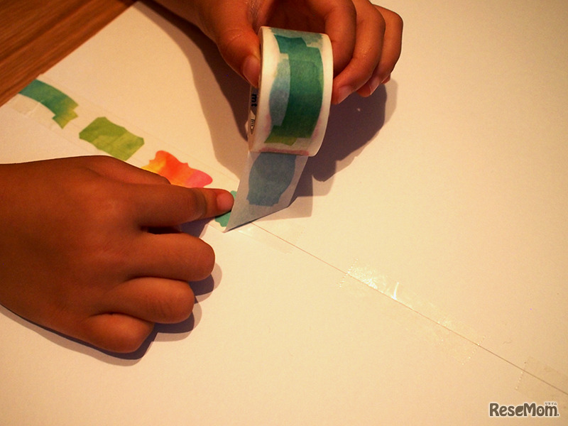 セロテープを隠すように…