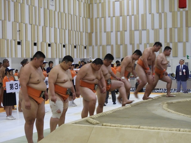 優勝表彰の土俵に上る埼玉栄の選手たち