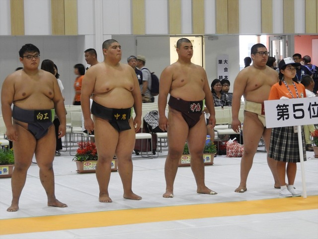 ５位の表彰を待つ選手たち