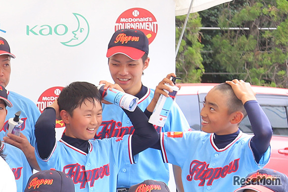 チームのオリジナルデザインの「スマートホルダー」を手にする子どもたち