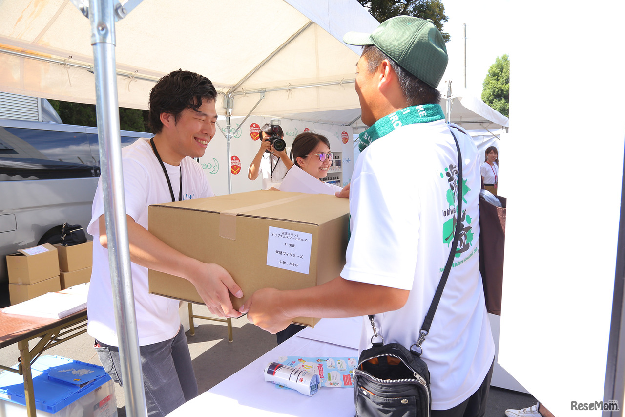 出場した51チームにオリジナルデザインの「スマートホルダー」が贈呈された