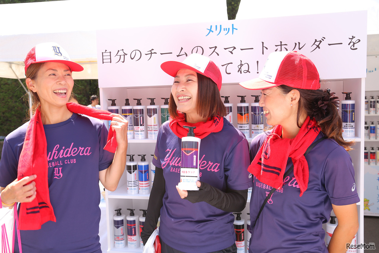 「高円宮賜杯第38回全日本学童軟式野球大会 マクドナルド・トーナメント」の会場でインタビューに答える保護者たち