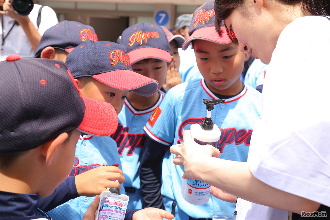 「スマートホルダー」の使い方に興味津々の子どもたち