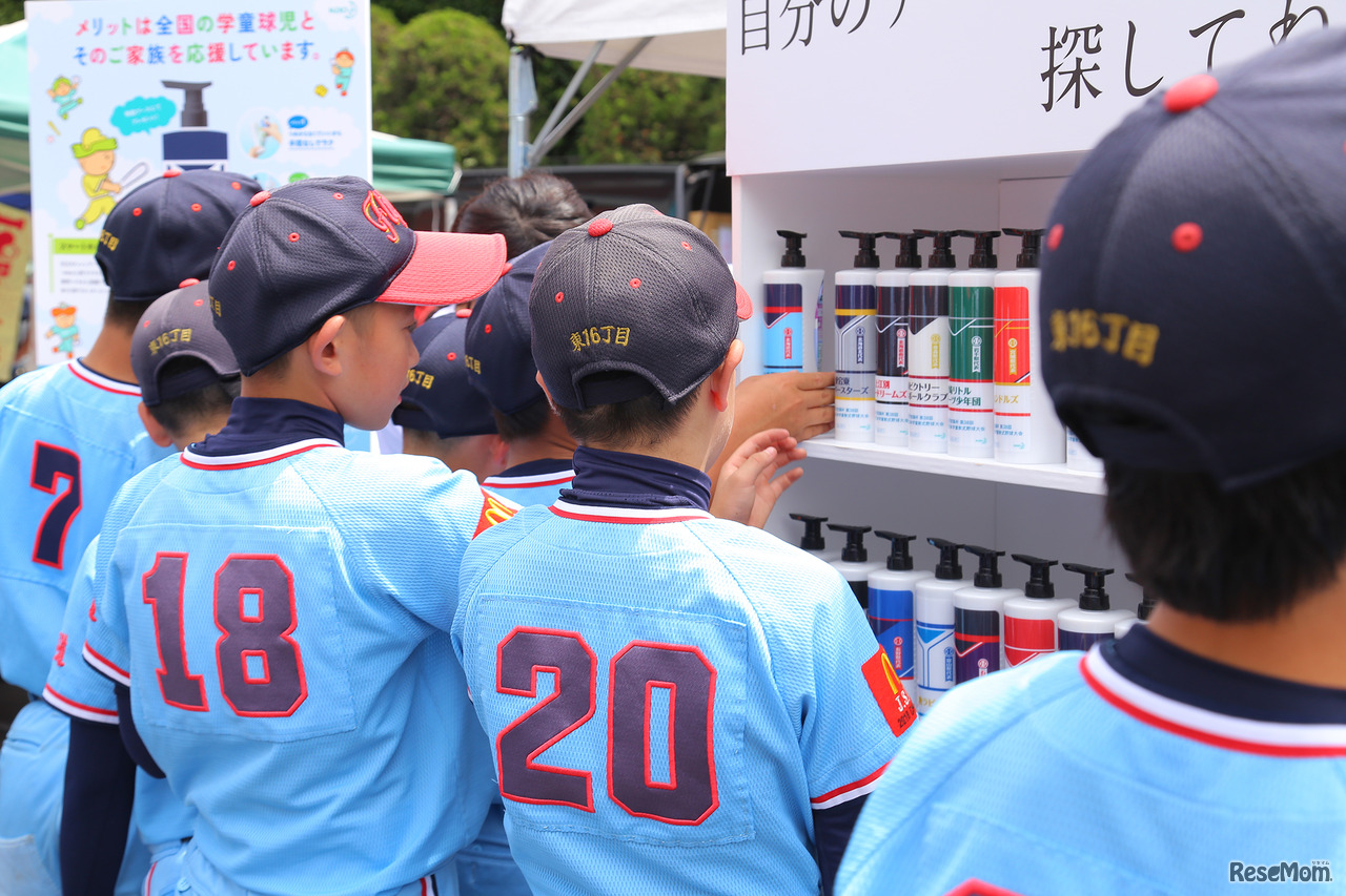 チームのオリジナルデザインの「スマートホルダー」を探す子どもたち