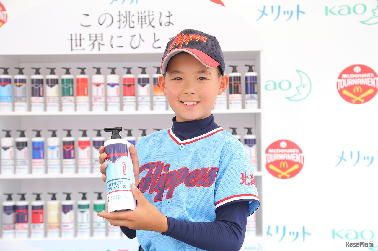 チームのオリジナルデザインの「スマートホルダー」を手にする球児