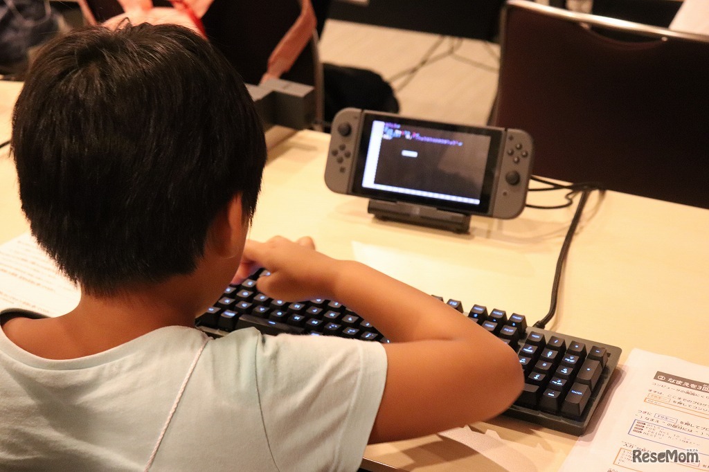 真剣にプログラミングに取り組む参加者