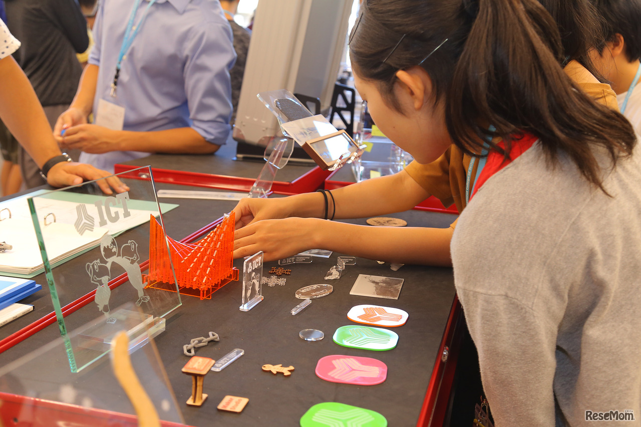 2018年8月20日から22日まで開催されたサマースクールで設備について解説を受ける参加者