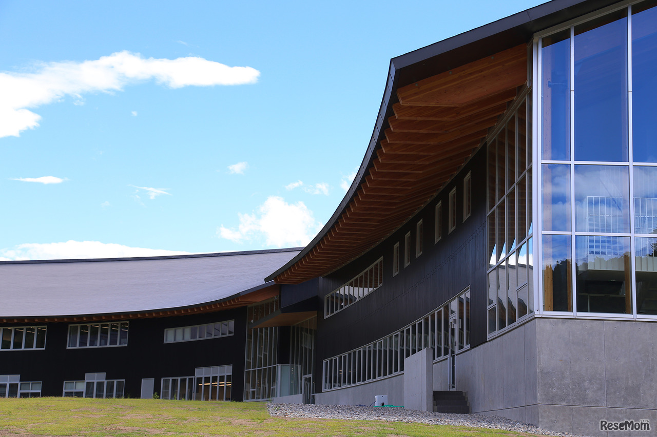 白山麓に広がる国際高等専門学校のキャンパス