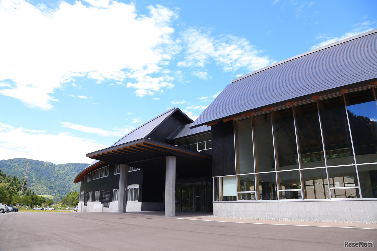 白山麓に広がる国際高等専門学校のキャンパス