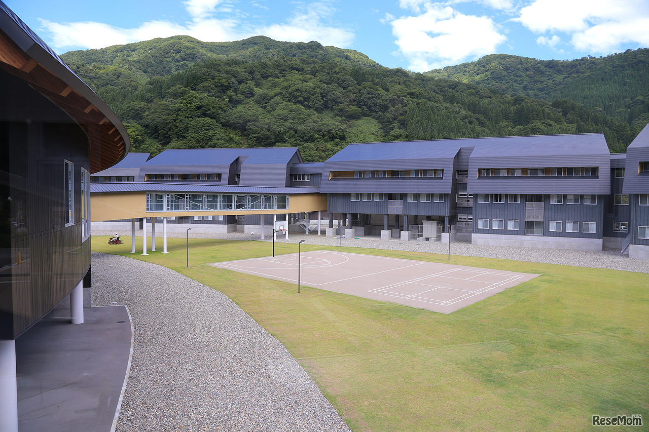 校舎隣には日々の生活を送る寮が並ぶ