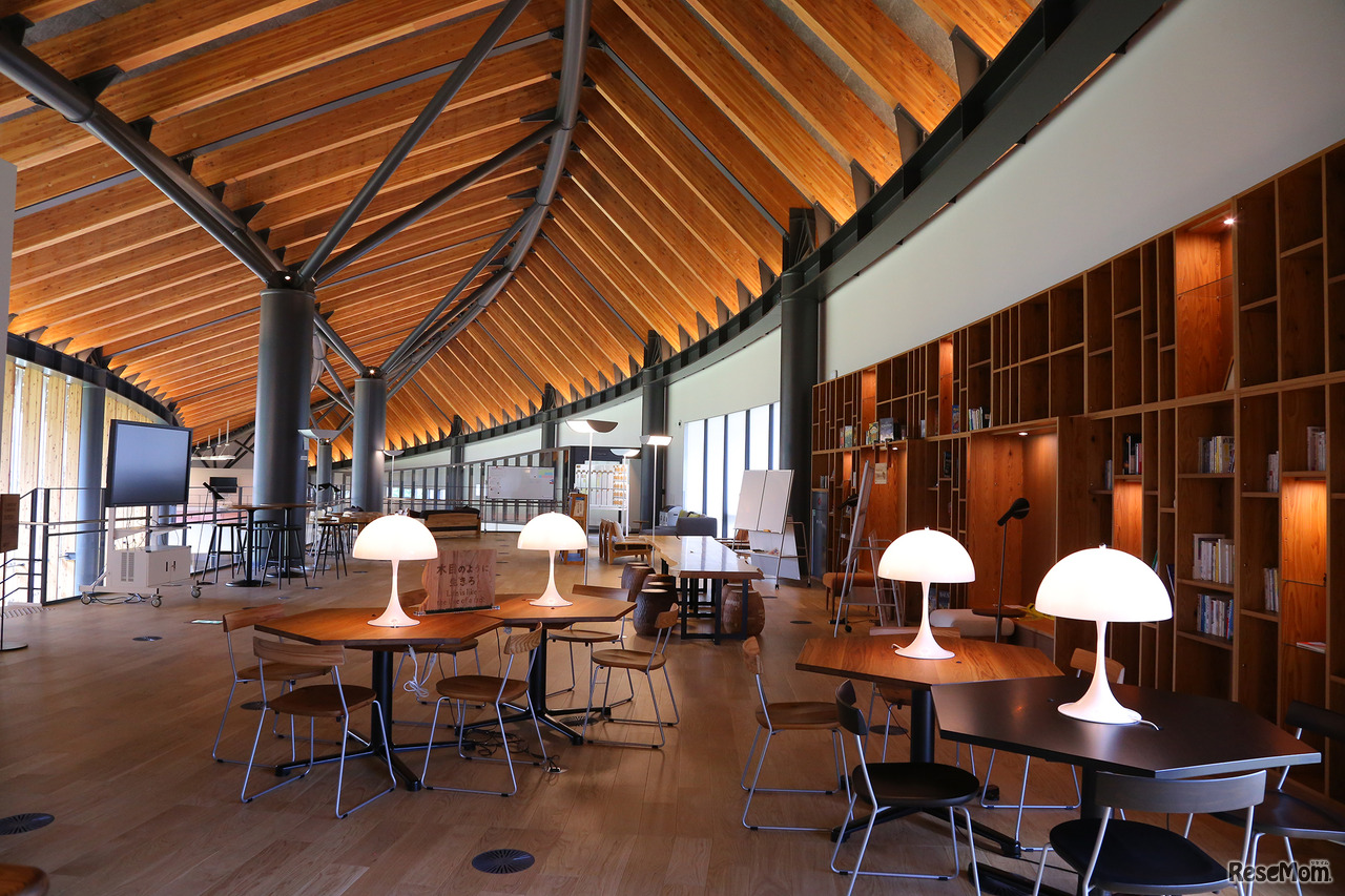 リビングコモンズには夜も学生たちが集う