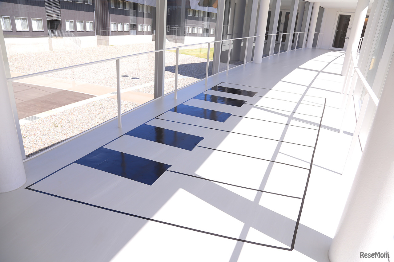 学生たちが心地よく歩けるようにと考案した「ピアノ廊下」