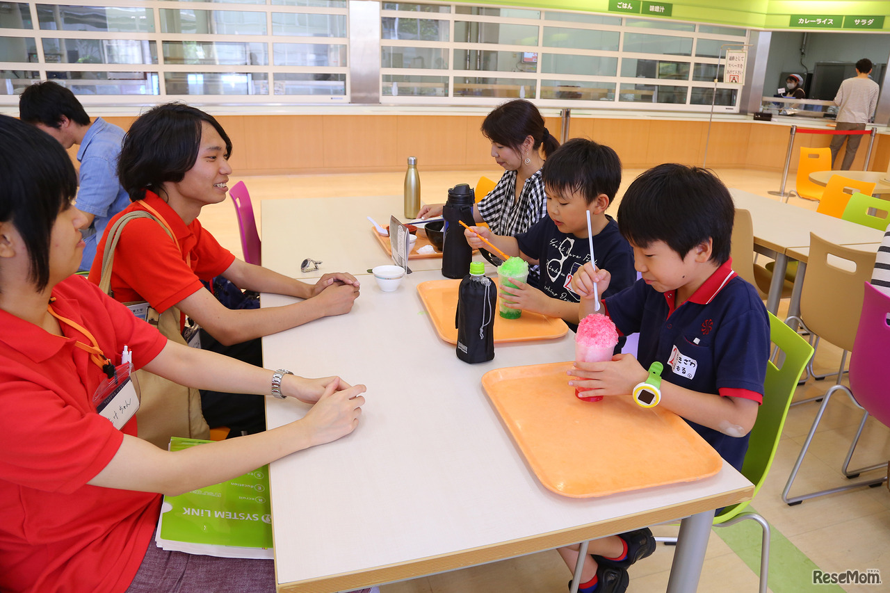 F@IT Kids Club×千葉工業大学プログラミングサマースクール2018のようす／ランチも大学生と一緒に学食で