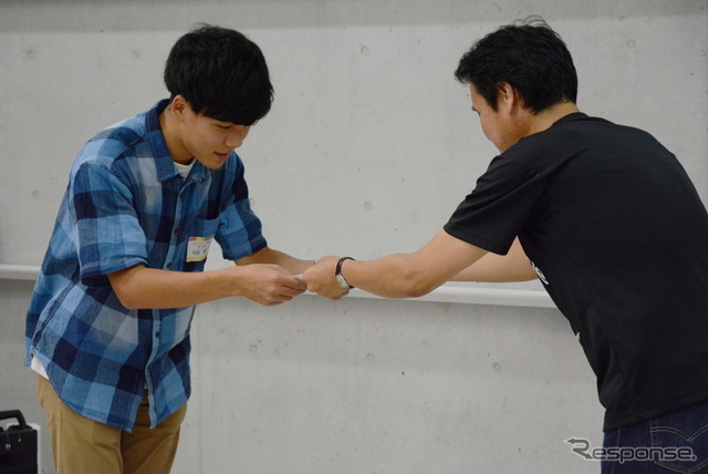 最後は全員に修了証が授与された