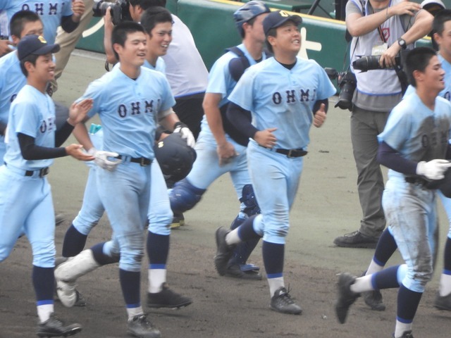 喜びの近江選手たち