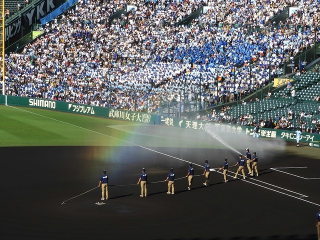 虹が見られた甲子園休場の放水作業