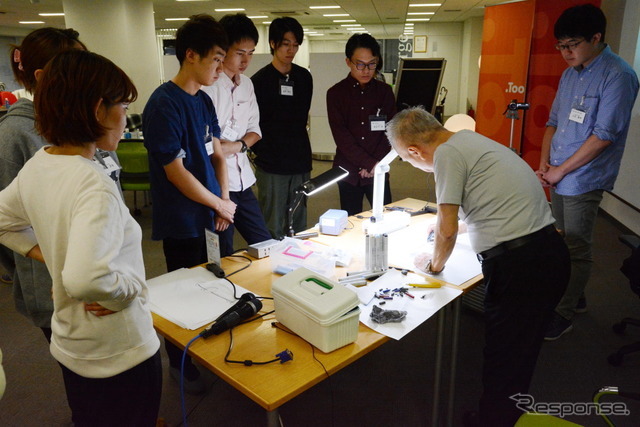 スケッチ実演。山下氏は長年、日産のデザイナーとして活躍した