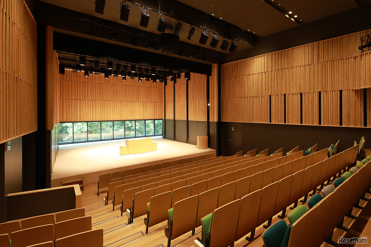 ドルトン東京学園の講堂