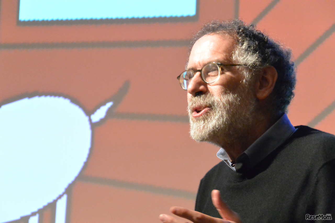 登壇するマサチューセッツ工科大学（MIT）メディアラボ教授のミッチェル・レズニック氏