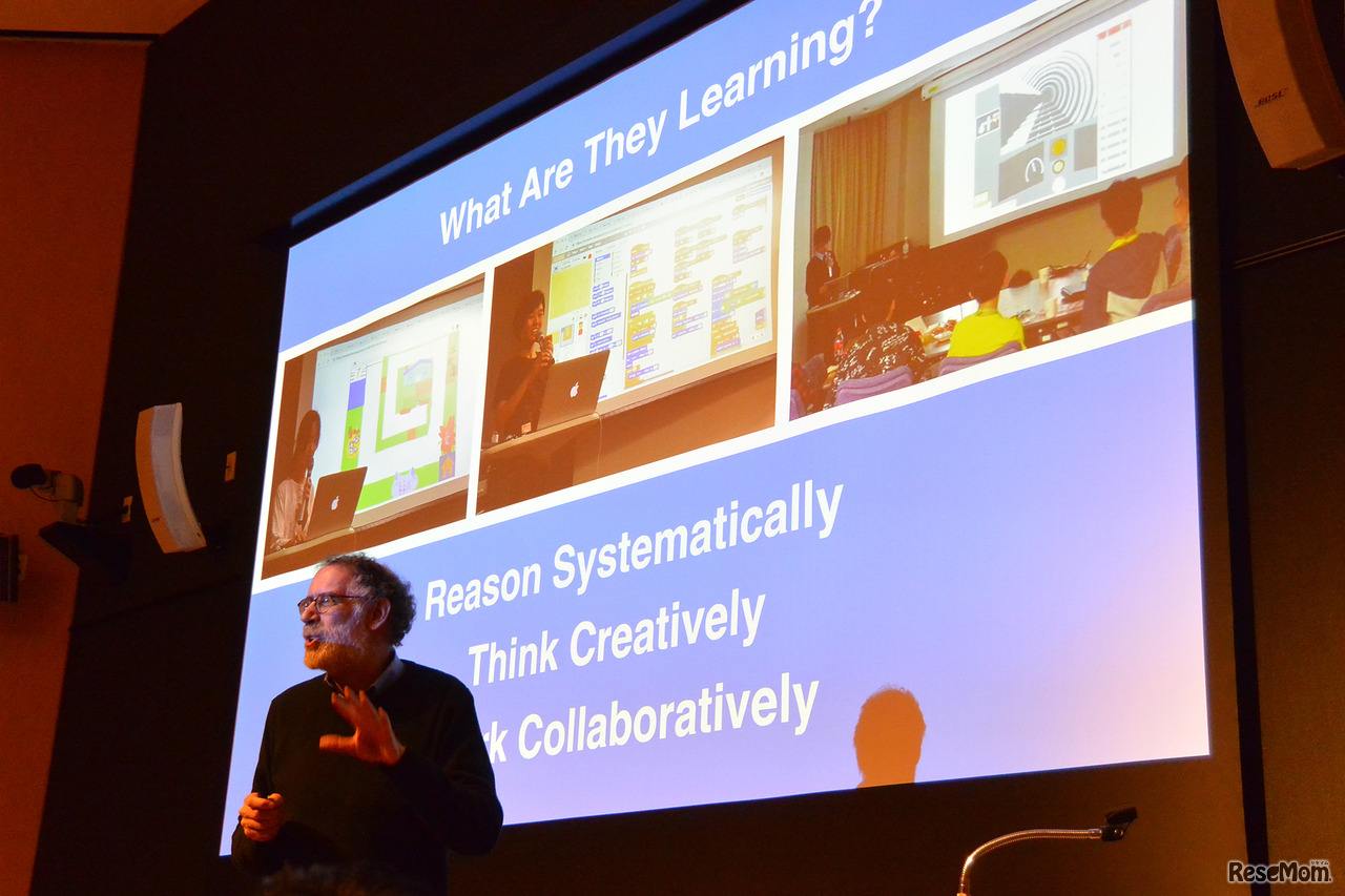 登壇するマサチューセッツ工科大学（MIT）メディアラボ教授のミッチェル・レズニック氏