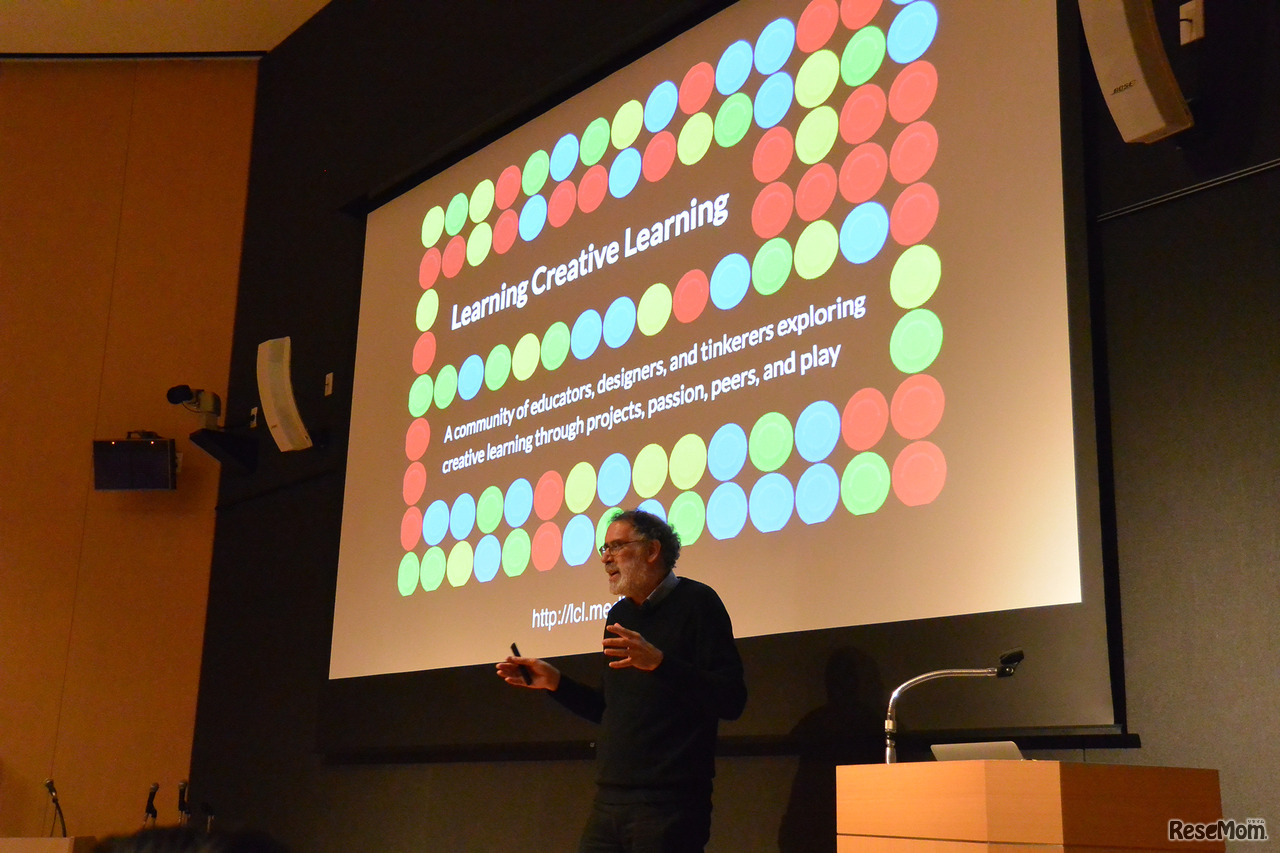 登壇するマサチューセッツ工科大学（MIT）メディアラボ教授のミッチェル・レズニック氏