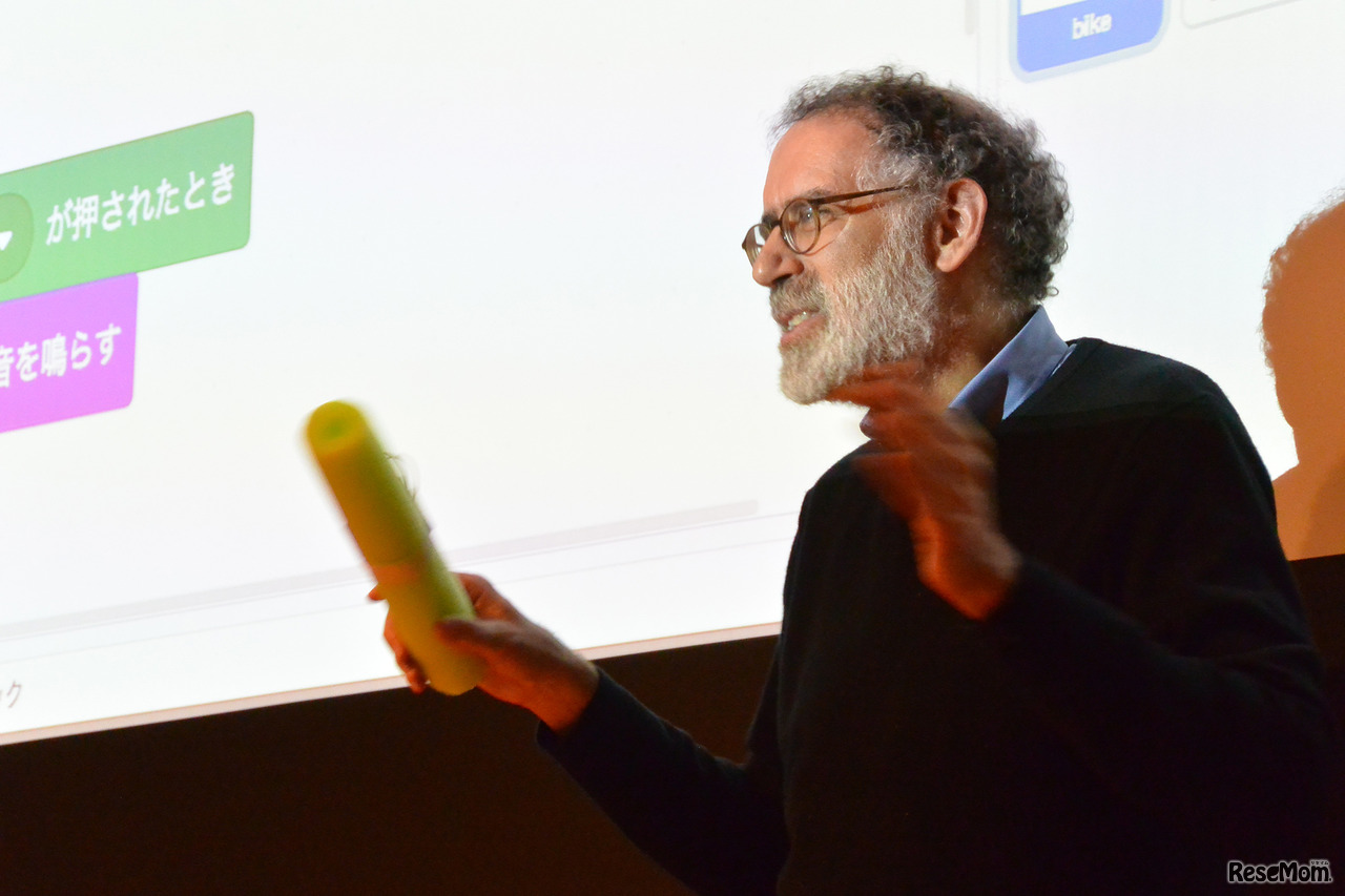 登壇するマサチューセッツ工科大学（MIT）メディアラボ教授のミッチェル・レズニック氏