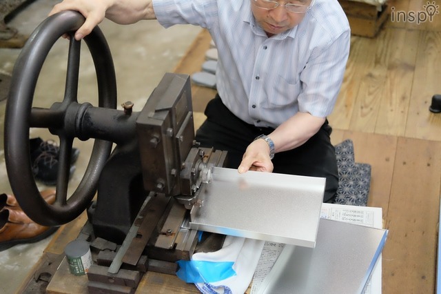 ケースは職人がひとつひとつ丁寧に手作り