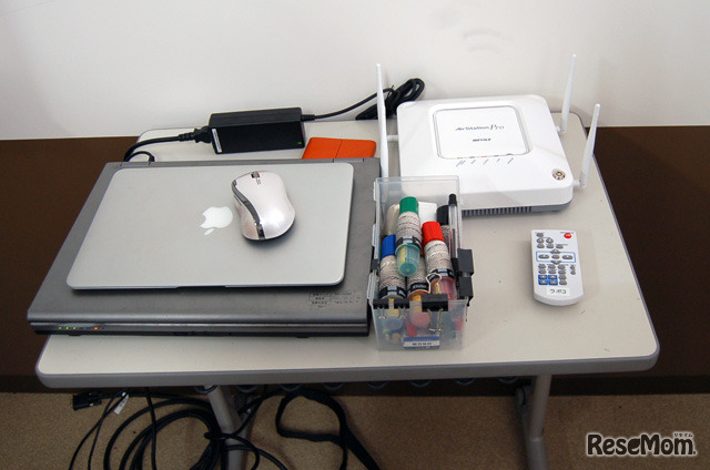 教壇脇に設置されたアクセスポイント