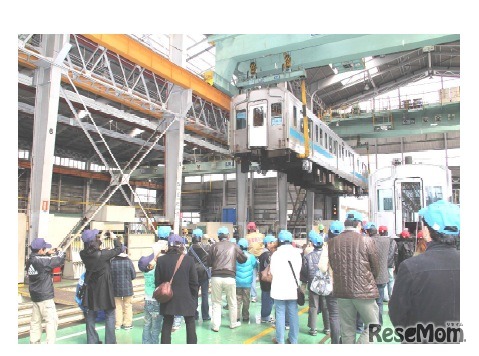 見学会のイメージ（車体上げ作業の見学）