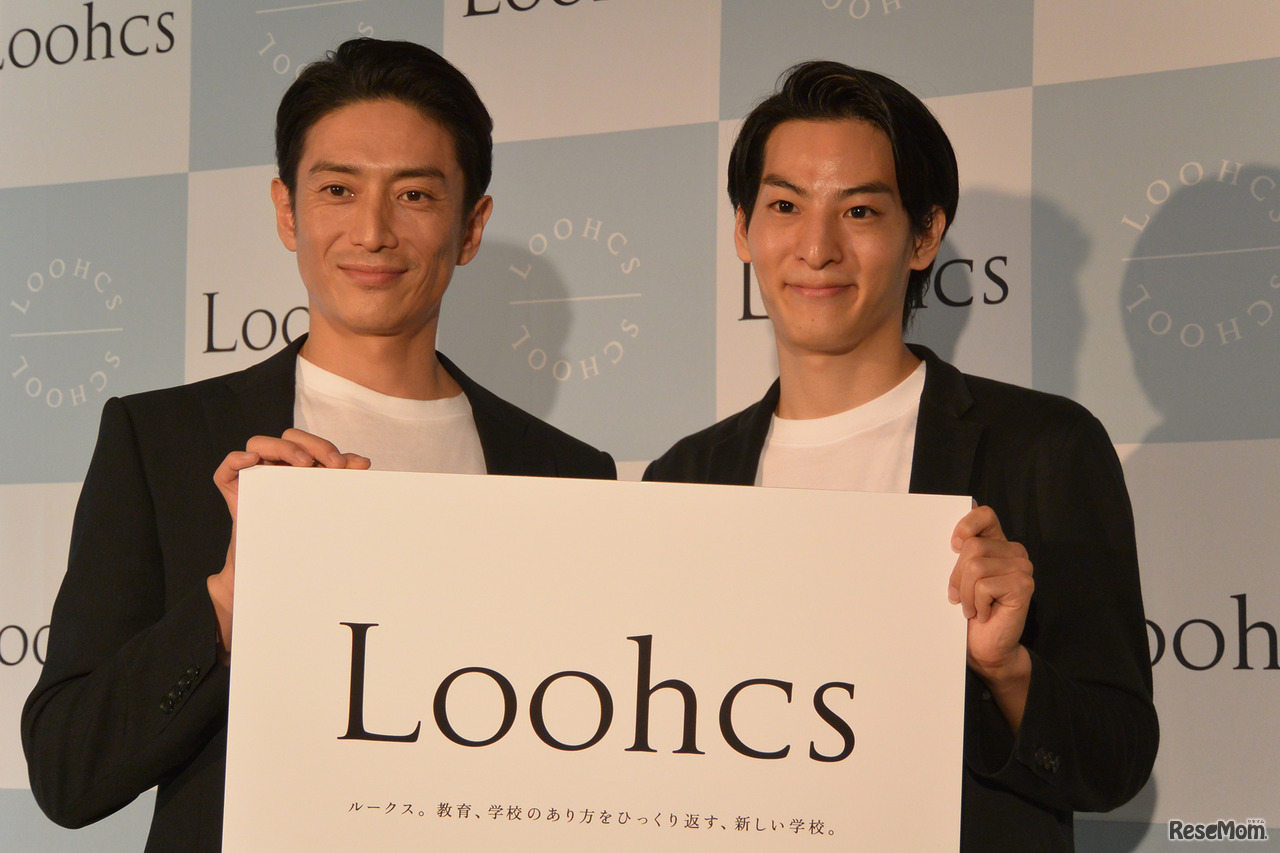 「Loohcs」開校記者発表会後のフォトセッションに応じる斎木陽平氏と伊勢谷友介氏