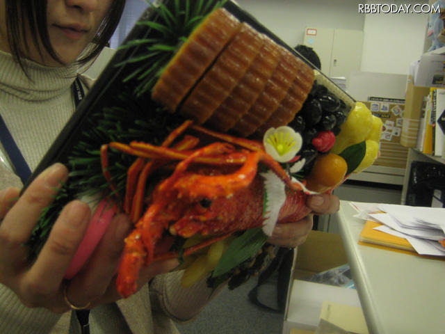 ケース合わせて約1.75kg。薄型ノートPCより重い ケース合わせて約1.75kg。薄型ノートPCより重い