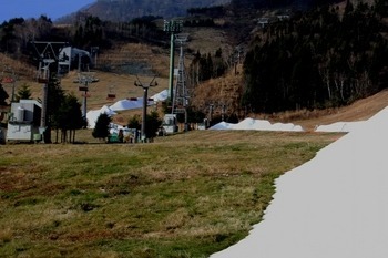 苗場スキー場、12/8に冬季営業オープン…人工造雪機による雪撒き作業開始