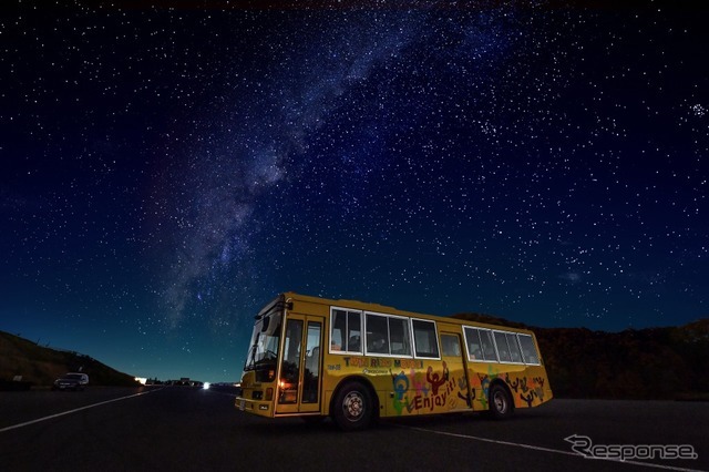 夜のサーキットを走行するバスツアー