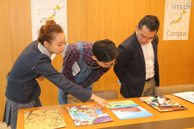 「コクヨキャンパスアートアワード2018」最終審査を行う審査員たち