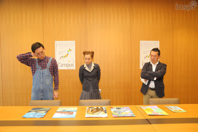 「コクヨキャンパスアートアワード2018」最終審査を行う審査員たち