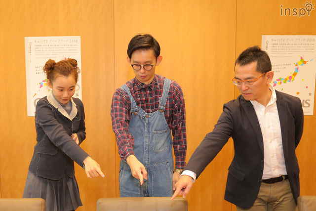 「コクヨキャンパスアートアワード2018」最終審査を行う審査員たち