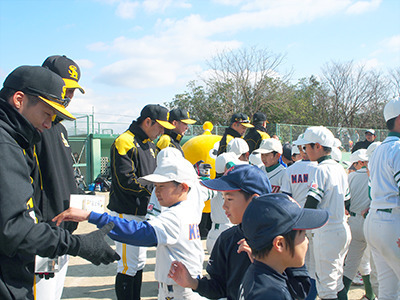 小学生向けチャリティイベント「ソフトバンクホークスOBによる野球教室」が福岡で開催